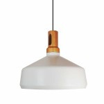 Lampa wisząca Nordic Woody z kloszem w białym kolorze i naturalnym drewnianym uchwytem. Kształt stożkowy, zawieszona na czarnym przewodzie. Przeznaczona na żarówkę E27. Idealna do nowoczesnych wnętrz.