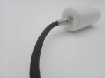 Lampa wisząca Nordic Woody z białym gniazdem E27 i czarnym, teksturowanym kablem. Ujęcie z boku, ukazujące detale mocowania. Tło białe, co podkreśla minimalistyczny design produktu.