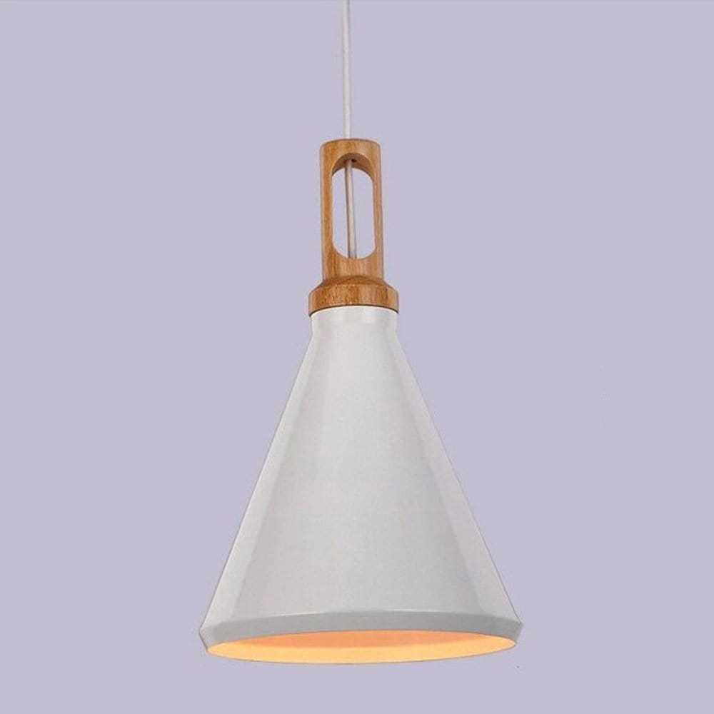 Lampa wisząca Nordic Woody w kolorze białym z naturalnym drewnianym uchwytem. Ma stożkowaty kształt z otworem w uchwycie, zawieszona na białym kablu. Wnętrze klosza w odcieniu ciepłej żółci. Idealna do nowoczesnych wnętrz.