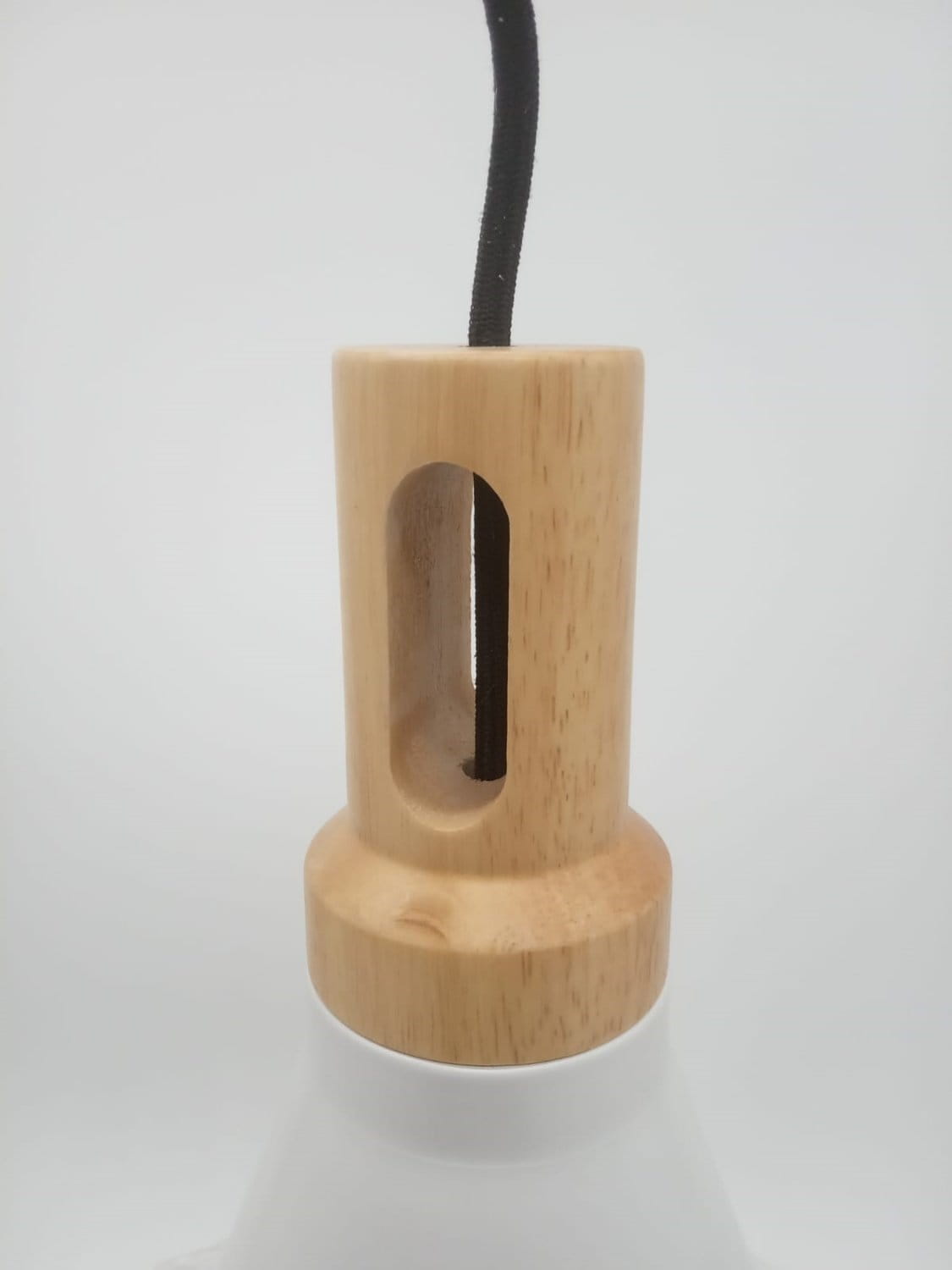 Lampa wisząca Nordic Woody z białym kloszem i naturalnym drewnianym uchwytem. Uchwyt z widocznym otworem, czarnym kablem zawieszenia. Styl minimalistyczny, idealna do nowoczesnych wnętrz.