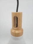 Lampa wisząca Nordic Woody z białym kloszem i naturalnym drewnianym uchwytem. Uchwyt z widocznym otworem, czarnym kablem zawieszenia. Styl minimalistyczny, idealna do nowoczesnych wnętrz.