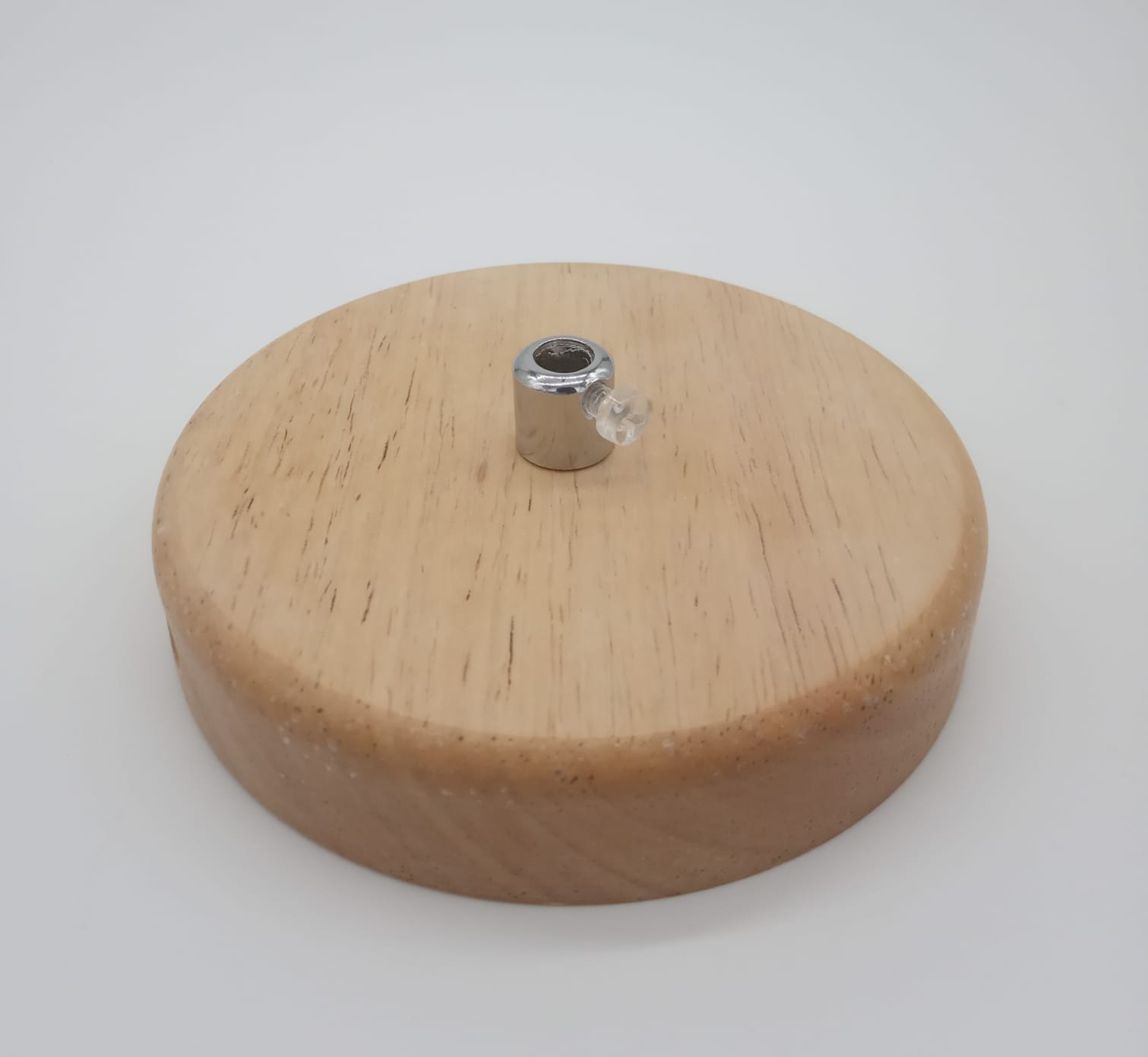 Biała lampa wisząca Nordic Woody z naturalnym drewnianym stelażem. Widoczna okrągła podstawa z jasnego drewna oraz metalowy element mocujący w kolorze chromu. Kąt ujęcia z góry, zbliżenie na detal mocowania.