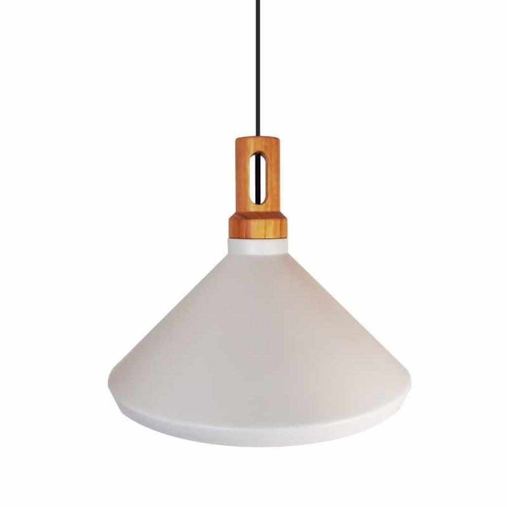 Lampa wisząca Nordic Woody o białym kloszu w kształcie stożka, z naturalnym drewnianym uchwytem. Produkt zawieszony na czarnym przewodzie. Wymiary i detale konstrukcji widoczne w ujęciu frontalnym. Przeznaczona do montażu z jedną żarówką E27.