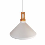 Lampa wisząca Nordic Woody o białym kloszu w kształcie stożka, z naturalnym drewnianym uchwytem. Produkt zawieszony na czarnym przewodzie. Wymiary i detale konstrukcji widoczne w ujęciu frontalnym. Przeznaczona do montażu z jedną żarówką E27.
