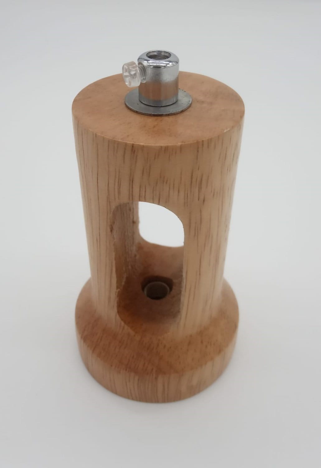Lampa wisząca Nordic Woody o białym kloszu i naturalnym drewnianym stelażu. Widoczny gwint E27 na górze oraz otwory w bocznych ściankach. Produkt stoi na płaskiej powierzchni, ukazując prosty, minimalistyczny design.
