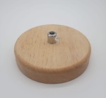 Biała lampa wisząca Nordic Woody z naturalnym drewnianym kloszem, z metalowym mocowaniem na żarówkę E27. Ujęcie z góry, pokazujące okrągłą podstawę z jasnego drewna i chromowany element mocujący. Tło jednolite.