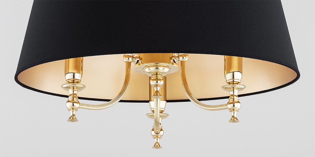 Lampa sufitowa Rosetta 3xE14 w kolorze złotym i czarnym. Okrągły klosz z czarnego materiału, wewnętrzna strona złota. Trzy złote ramiona z dekoracyjnymi elementami, umieszczone na centralnej podstawie. Ujęcie z dołu, pokazujące szczegóły konstrukcji.