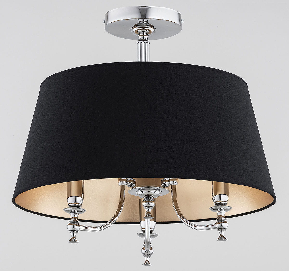 Lampa sufitowa Rosetta 3xE14 w kolorze chromu i czerni, z czarnym abażurem i złotym wnętrzem. Posiada trzy metalowe ramiona z ozdobnymi końcówkami, montowana na suficie, w ujęciu frontalnym.
