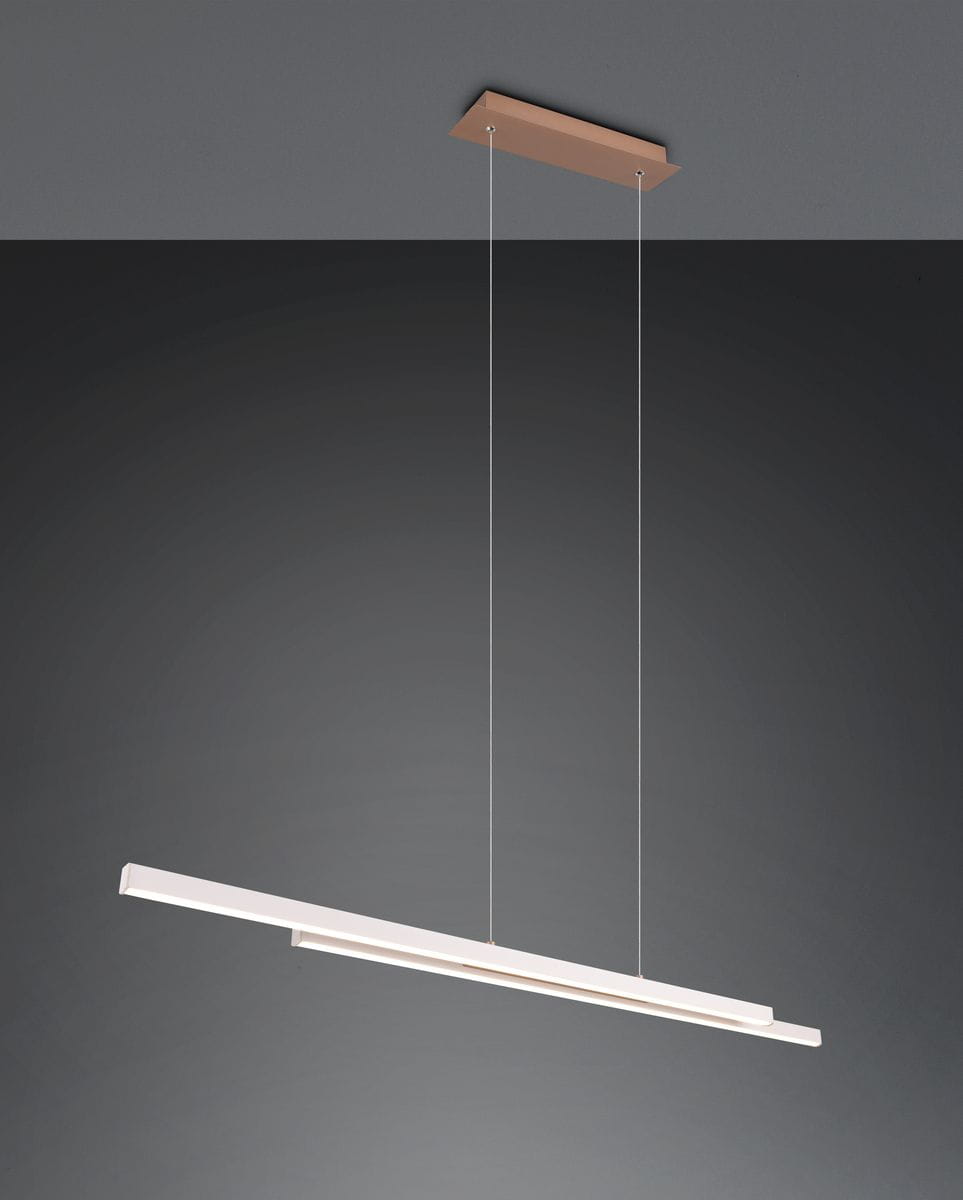 Lampa wisząca Odio z dwoma źródłami światła LED o mocy 22W, w kolorze szarym i kawowym. Posiada prostokątny, smukły kształt z zawieszeniem na cienkich żyłkach. Montaż sufitowy na prostokątnej podstawie w odcieniu kawowym, na szarym tle.