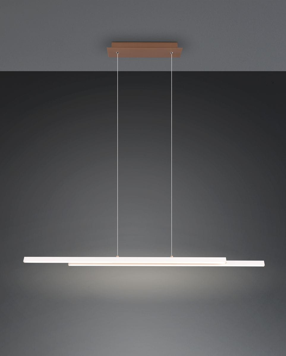 Lampa wisząca Odio z dwoma źródłami LED o mocy 22W, w kolorze szarym i kawowym. Posiada prostokątny, płaski klosz zawieszony na cienkich linkach. Montaż sufitowy na prostokątnej podstawie w kolorze kawowym. Tło ciemnoszare.