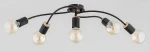 Czarna lampa sufitowa Gerso z pięcioma oprawami E27. Wisi, z elastycznymi ramionami, które rozchodzą się na boki. Szklane klosze w kształcie kul z widocznymi żarówkami. Metalowe elementy wykończone drewnem. Tło jasne, jednolite.