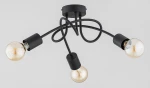 Czarna lampa sufitowa Diesel z trzema oprawami E27. Kabel w formie falistej, z widocznymi żarówkami o kulistym kształcie. Produkt zamontowany na okrągłej podstawie. Tło jasnoszare, podkreślające kontrast lampy.