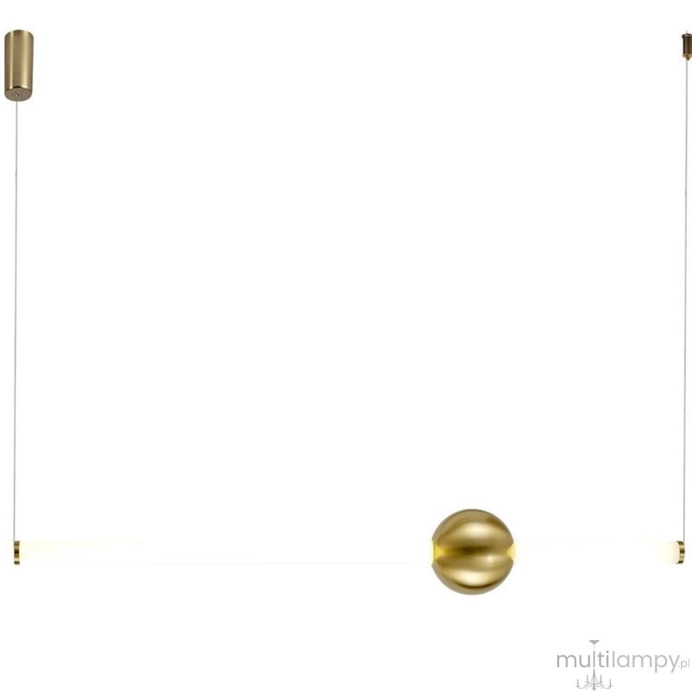 Lampa wisząca O-line 93 w kolorze mosiądzu z jednym źródłem LED o mocy 14W. Posiada prostą, minimalistyczną konstrukcję z okrągłym elementem w dolnej części oraz cienkim przewodem, zawieszona na białym tle.