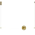 Lampa wisząca O-line 93 w kolorze mosiądzu z jednym źródłem LED o mocy 14W. Posiada prostą, minimalistyczną konstrukcję z okrągłym elementem w dolnej części oraz cienkim przewodem, zawieszona na białym tle.