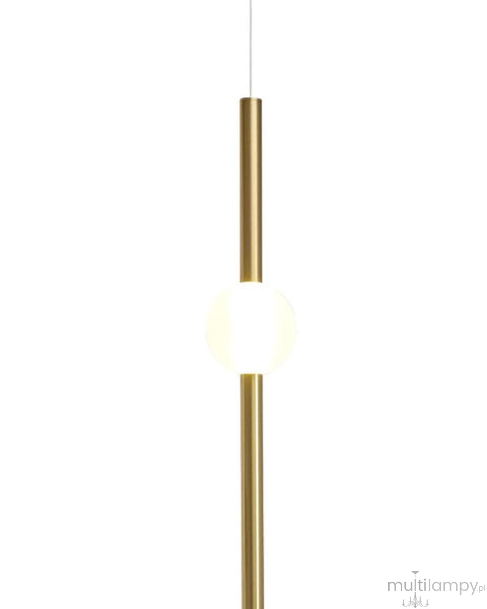 Lampa wisząca O-line 63 z mosiądzu, z pojedynczym źródłem światła LED 5W. Ma smukły, cylindryczny kształt w kolorze złotym z okrągłą oprawą świetlną w dolnej części. Zawieszona na cienkim przewodzie, na białym tle.