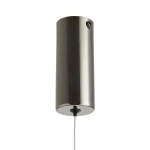 Lampa wisząca O-line 63, cylindryczna, w kolorze czarnego połysku. Ujęcie z dołu, prezentujące detal mocowania i przewodu. Wbudowane źródło światła LED o mocy 12W. Prosty, nowoczesny design, idealny do różnych aranżacji.