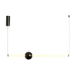 Lampa wisząca O-line 93 w kolorze czarnym połysku z pojedynczym źródłem światła LED 14W. Kształt prostokątny z centralną kulą, zawieszona na cienkim przewodzie. Prosty, nowoczesny design, idealna do minimalistycznych wnętrz.