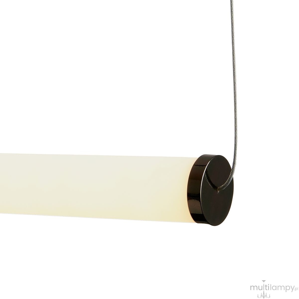Lampa wisząca O-line 93 w kolorze czarnym połysku, z dekoracyjnym elementem w bieli. Posiada jeden źródło światła LED o mocy 14W. Ujęcie z boku, ukazujące detal mocowania oraz gładką powierzchnię klosza.
