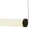 Lampa wisząca O-line 93 w kolorze czarnym połysku, z dekoracyjnym elementem w bieli. Posiada jeden źródło światła LED o mocy 14W. Ujęcie z boku, ukazujące detal mocowania oraz gładką powierzchnię klosza.