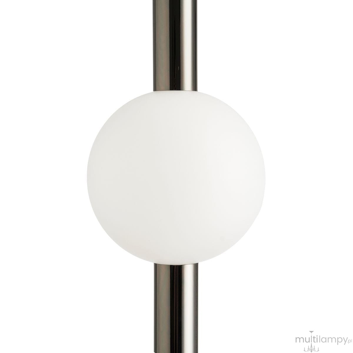 Lampa wisząca O-line 63 z białą szklaną kulą i metalowym, błyszczącym uchwytem. Zainstalowane źródło światła LED o mocy 5W. Kąt ujęcia z góry, prezentujący detale konstrukcji. Idealna do nowoczesnych wnętrz.