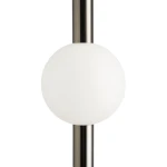 Lampa wisząca O-line 63 z białą szklaną kulą i metalowym, błyszczącym uchwytem. Zainstalowane źródło światła LED o mocy 5W. Kąt ujęcia z góry, prezentujący detale konstrukcji. Idealna do nowoczesnych wnętrz.