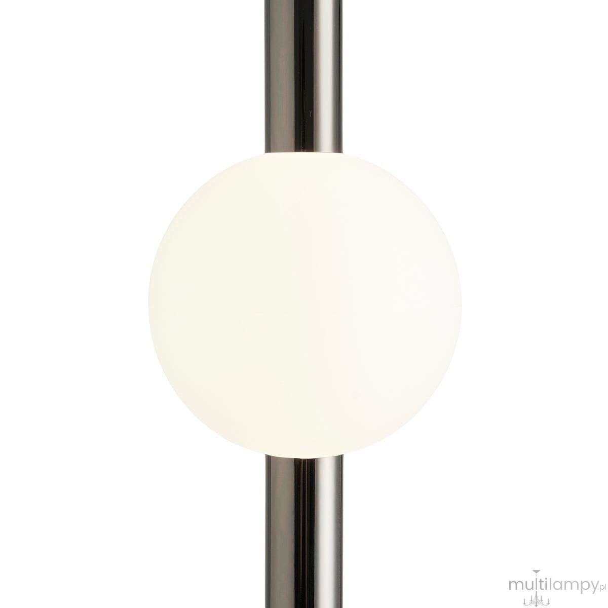 Lampa wisząca O-line 63 z czarnym błyszczącym wykończeniem, wyposażona w białą, okrągłą klosz LED o mocy 5W. Produkt zawieszony na smukłym, metalowym stelażu. Kąt ujęcia zbliżony na detal klosza.
