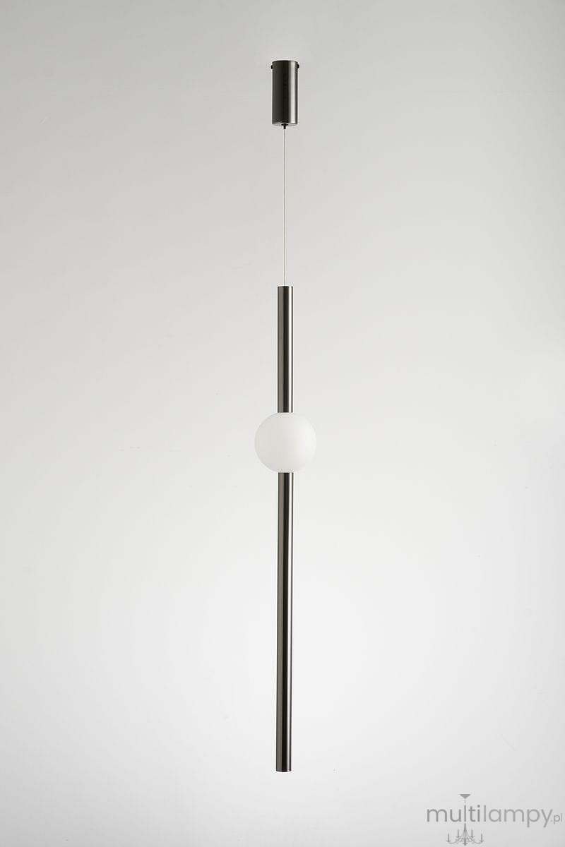 Lampa wisząca O-line 63 w czarnym połysku, z jedną żarówką LED 5W. Posiada długi, prosty metalowy element oraz okrągły klosz z matowego szkła, zawieszona na cienkim przewodzie, w minimalistycznym stylu.