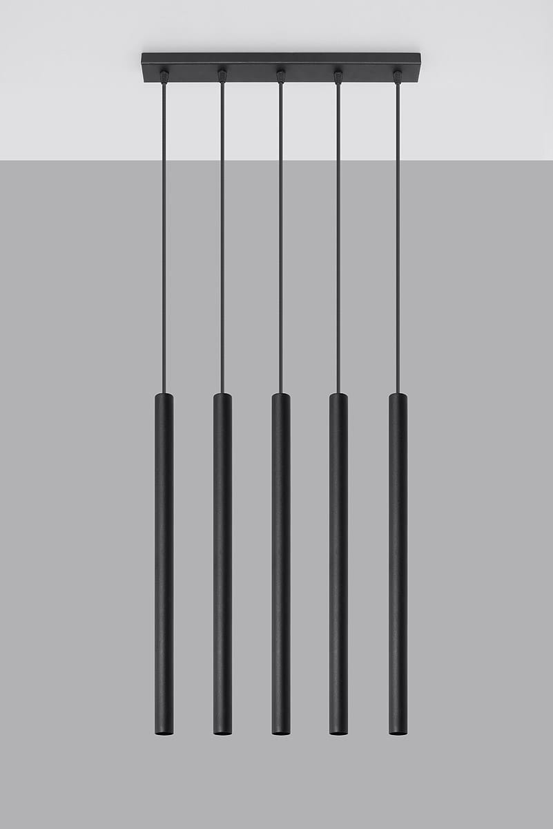 Lampa wisząca Pastelo 5-punktowa w kolorze czarnym. Posiada pięć długich, cylindrycznych źródeł światła zawieszonych na cienkich linkach. Ujęcie frontalne, produkt zamontowany na prostokątnej podstawie. Tło w odcieniu szarości.