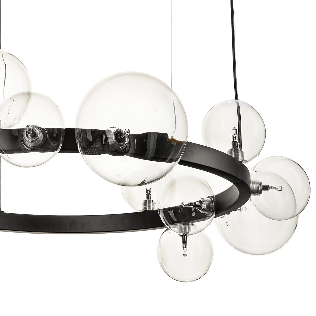 Lampa wisząca Orion z czarnym metalowym stelażem i 15 przezroczystymi kloszami w formie kul. Klosze rozmieszczone asymetrycznie na okręgu, z widocznymi mocowaniami. Ujęcie z boku, na białym tle.