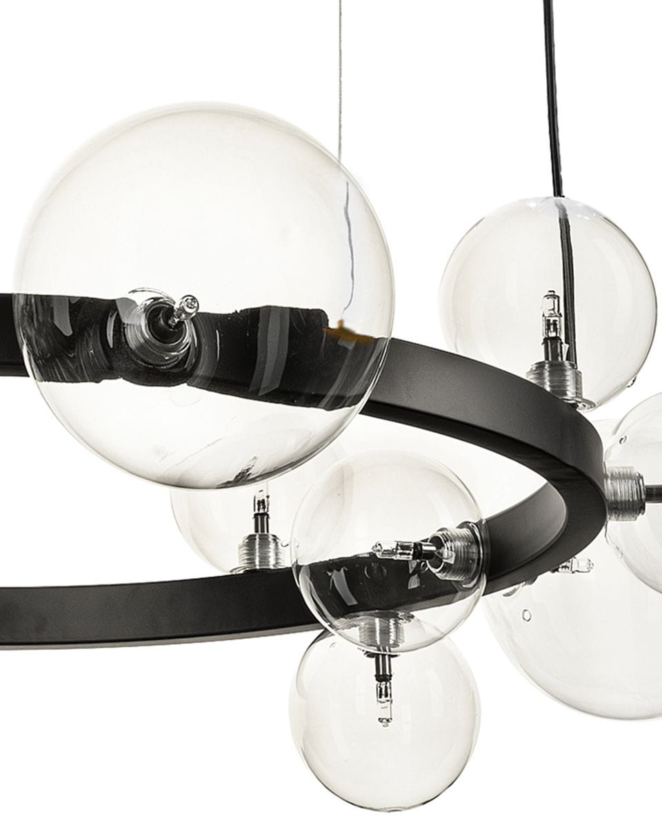 Czarna lampa wisząca Orion z 15 gniazdami G9, składająca się z metalowego pierścienia oraz przezroczystych kul, zawieszona na cienkich linkach. Widoczna jest struktura lampy oraz detale mocowania.