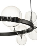 Czarna lampa wisząca Orion z 15 gniazdami G9, składająca się z metalowego pierścienia oraz przezroczystych kul, zawieszona na cienkich linkach. Widoczna jest struktura lampy oraz detale mocowania.