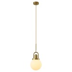 Złota lampa wisząca Pearl z oprawą na jedną żarówkę E27. Kula szklana w białym kolorze zawieszona na cienkim, złotym przewodzie. Okrągła podstawa montażowa na suficie, minimalistyczny design w nowoczesnym stylu.