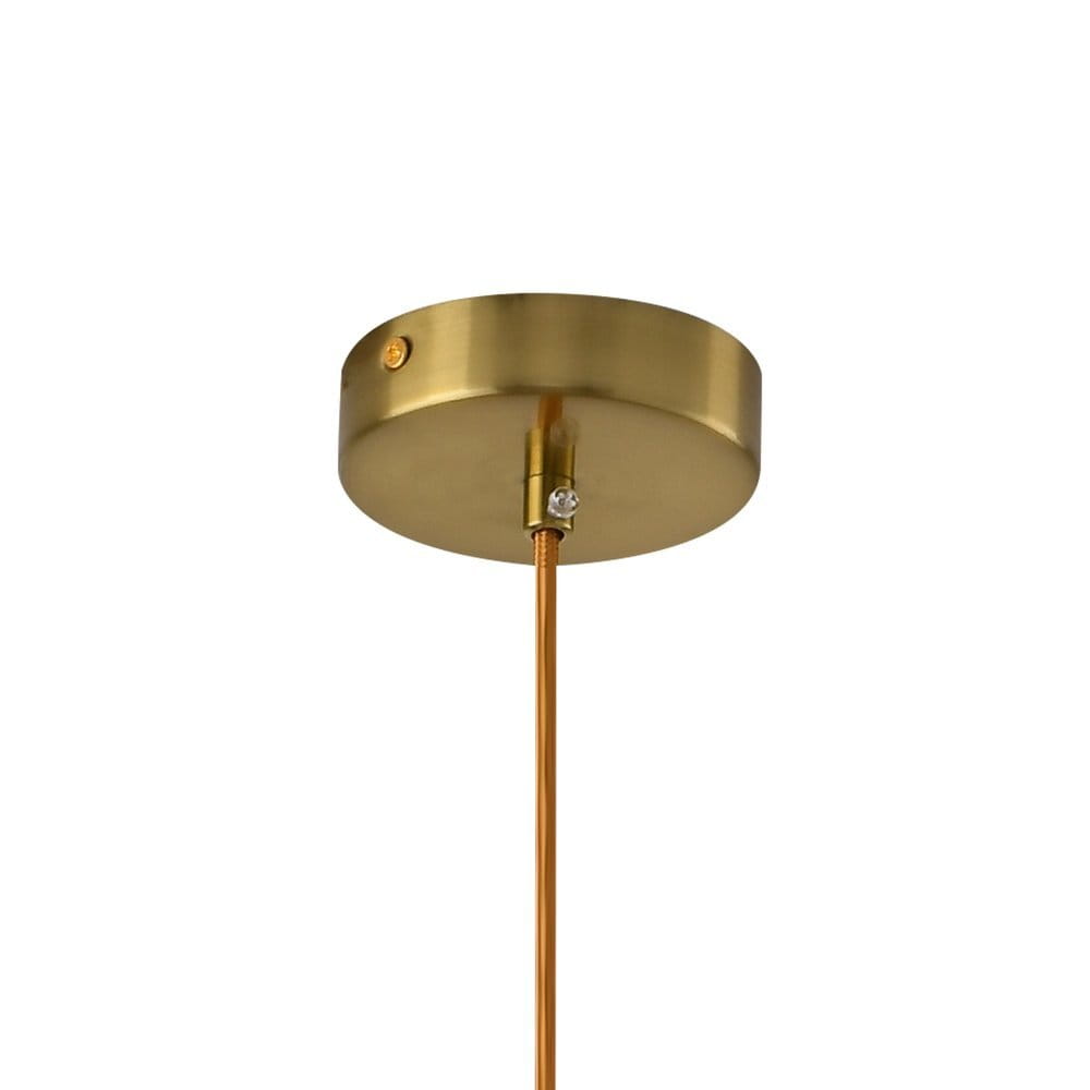 Złota lampa wisząca Pearl z mocowaniem na jedną żarówkę E27. Widoczna okrągła podstawa montażowa oraz cienki kabel. Prosty, elegancki design, idealny do nowoczesnych wnętrz. Tło białe, co podkreśla kolor lampy.