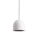 Lampa wisząca w kolorze białym, o okrągłym kształcie z matowej powierzchni. Zawieszona na cienkim, czarnym przewodzie. Wyposażona w żarówkę LED o mocy 6W. Ujęcie frontalne.