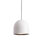 Lampa wisząca Petite w kolorze białym, wykonana z matowego materiału, o kształcie półkulistym. Zawieszona na czarnym przewodzie, z widocznym źródłem światła LED 6W, idealna do nowoczesnych wnętrz.
