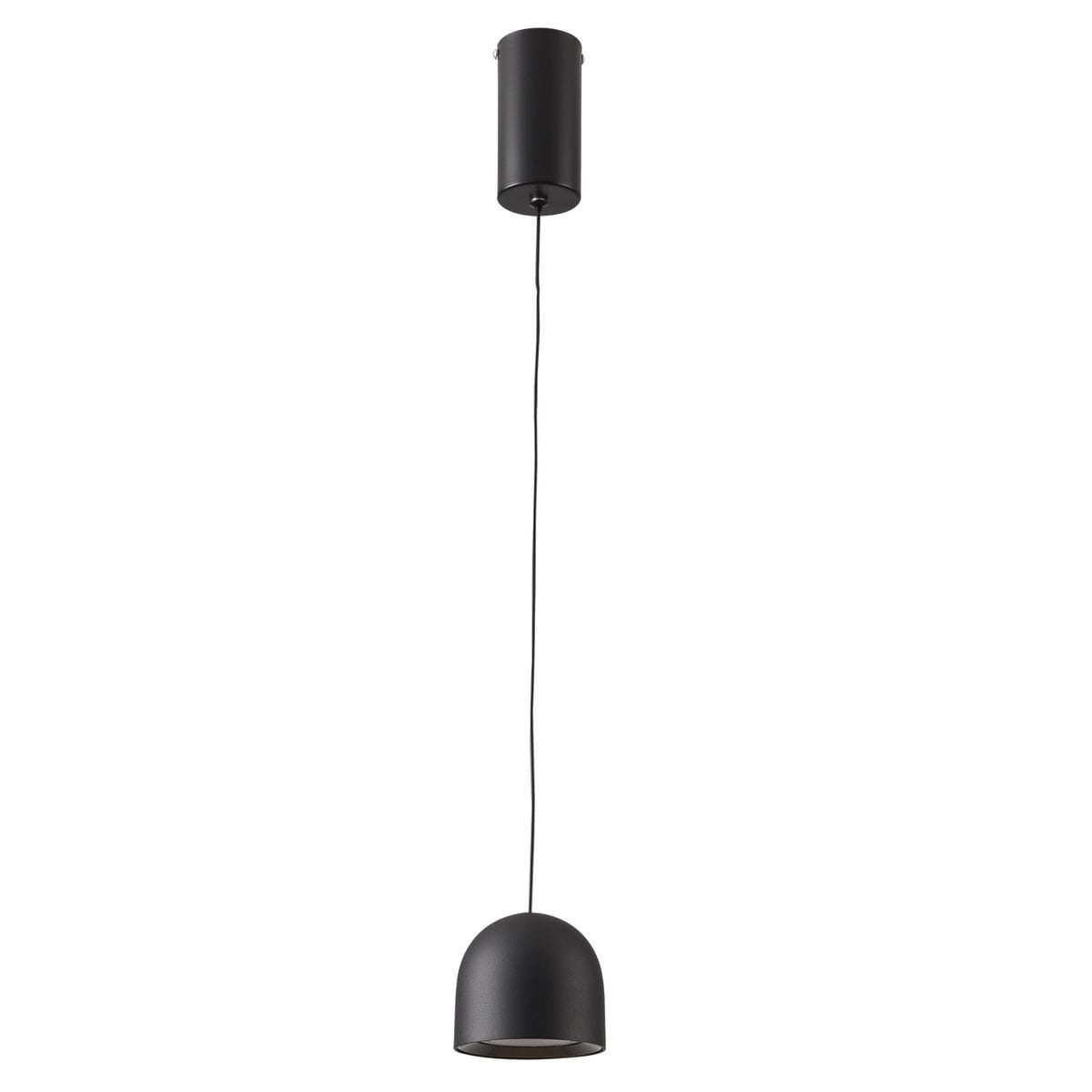 Czarna lampa wisząca Petite z metalowym kloszem w kształcie półkuli, zawieszona na cienkim przewodzie. Montaż sufitowy, minimalistyczny design, idealna do nowoczesnych wnętrz. Wbudowany moduł LED o mocy 6W. Tło proste, jednolite.