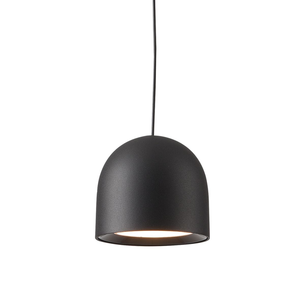Czarna lampa wisząca o zaokrąglonym kształcie, wykonana z matowego materiału. Zawieszona na cienkim przewodzie, z pojedynczym źródłem światła LED o mocy 6W, skierowanym w dół. Idealna do nowoczesnych wnętrz.
