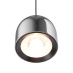 Czarna lampa wisząca Petite z pojedynczym źródłem światła LED 6W. Okrągła, metalowa obudowa z błyszczącym wykończeniem. Zawieszona na cienkim kablu, z widocznym żarzeniem wewnętrznego reflektora. Idealna do nowoczesnych wnętrz.