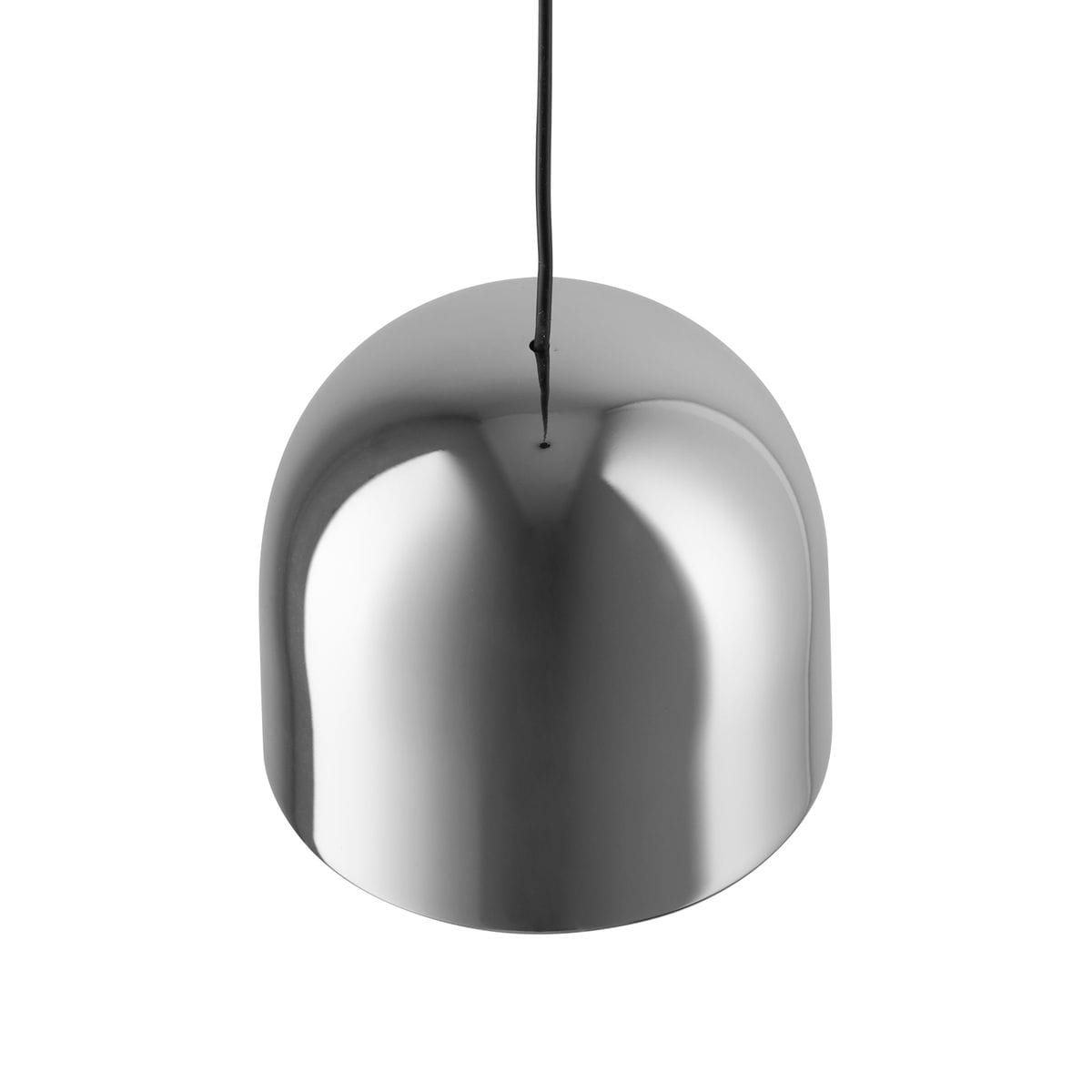 Lampa wisząca w kształcie półkuli, wykonana z chromowanego metalu. Zawieszona na cienkim czarnym przewodzie. Powierzchnia lśniąca, odbijająca światło. Idealna do nowoczesnych wnętrz.