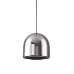 Lampa wisząca Petite w kolorze chromu, z okrągłym, błyszczącym kloszem w kształcie półkuli. Zawieszona na cienkim kablu, przeznaczona do jednego źródła światła LED o mocy 6W. Prosty, nowoczesny design idealny do różnych wnętrz.