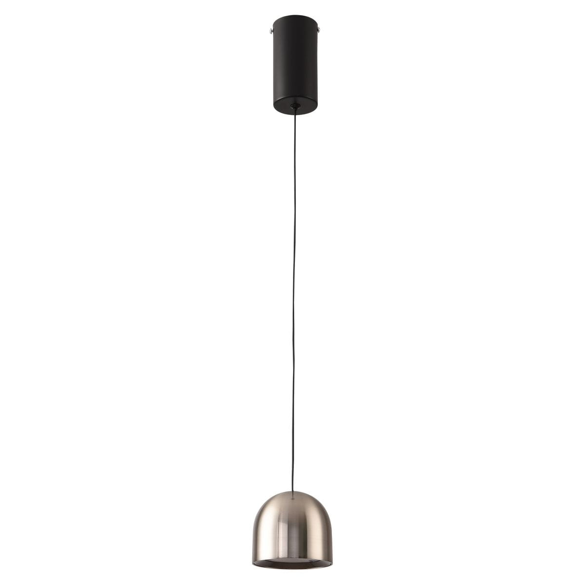 Lampa wisząca Petite w kolorze niklowym z jedną żarówką LED 6W. Okrągła, wypukła czasza zawieszona na cienkim przewodzie, zamontowana na prostokątnej podstawie w kolorze czarnym. Prosta forma, idealna do nowoczesnych wnętrz.