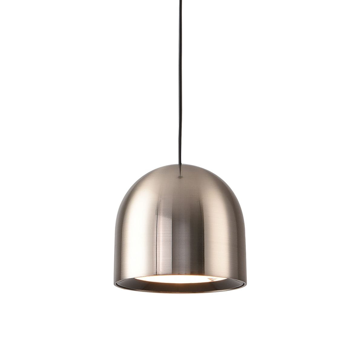 Lampa wisząca Petite w kolorze niklowym z metalowym, półkulistym kloszem. Zawieszona na czarnym kablu, zapewnia nowoczesne oświetlenie. Widoczna oprawka dla jednej żarówki LED 6W. Prosta forma i elegancki design.