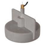 Lampa wisząca Ninja 1xE27 w kolorze czarnym i szarym, z betonowym kloszem o okrągłym kształcie i prostokątnym wcięciem. Elementy metalowe w kolorze złotym. Zawieszona na cienkim przewodzie elektrycznym na białym tle.