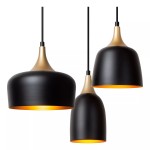 Lampa wisząca Chayanne w kolorze czarnym z elementami złotymi, składająca się z trzech różnych kloszy o różnych kształtach. Klosze mają matową powierzchnię, a wewnętrzna część jest w kolorze ciepłego złota.