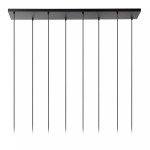 Lampa wisząca Chayanne z miejscem na 8 żarówek E14, w kolorze czarnym. Płaska, prostokątna podstawa z metalowymi linkami w pionie, zawieszona na suficie, idealna do nowoczesnych wnętrz.