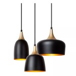 Lampa wisząca Chayanne z trzema źródłami światła E14, o czarnej matowej obudowie z złotymi akcentami. Kształty kloszy są różnorodne: jeden zaokrąglony, dwa w formie dzwonu. Produkt zawieszony na czarnych przewodach, na białym tle.