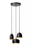 Lampa wisząca Chayanne z trzema kloszami, czarna z mosiężnymi akcentami. Klosze mają różne kształty: dwa wąskie i jeden szeroki, zawieszone na długich czarnych przewodach. Całość zamocowana na okrągłej, czarnej podsufitce. Idealna do nowoczesnych wnętrz.