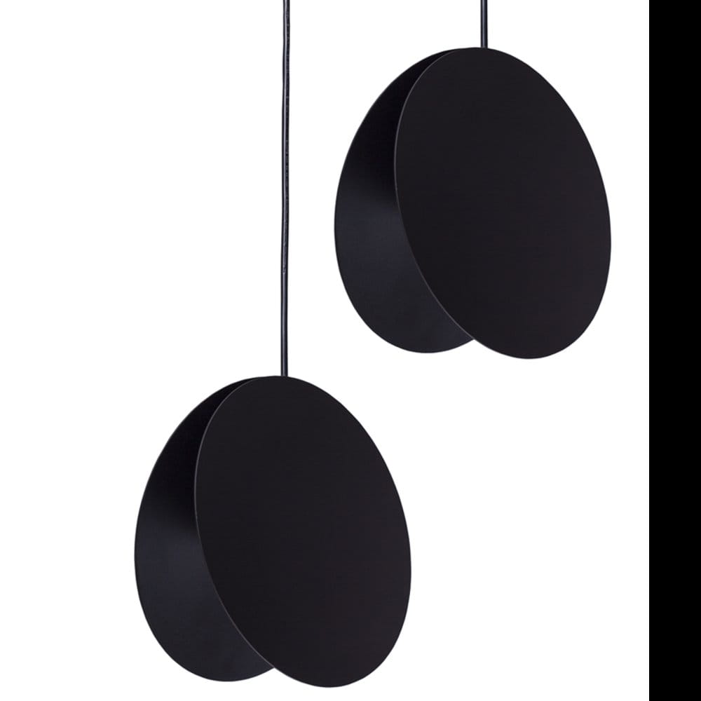 Czarna lampa wisząca Pills 33 z dwoma okrągłymi elementami, zawieszona na cienkim kablu. Wykonana z matowego materiału, przeznaczona do żarówki GU10. Elegancki, minimalistyczny design idealny do nowoczesnych wnętrz.