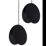 Czarna lampa wisząca Pills 33 z dwoma okrągłymi elementami, zawieszona na cienkim kablu. Wykonana z matowego materiału, przeznaczona do żarówki GU10. Elegancki, minimalistyczny design idealny do nowoczesnych wnętrz.