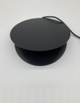 Lampa wisząca Pills 33 w kolorze czarnym, wykonana z matowego materiału. Okrągły klosz z widocznym przewodem, umieszczona w pozycji leżącej na białym tle. Przeznaczona do żarówki GU10, minimalistyczny design.